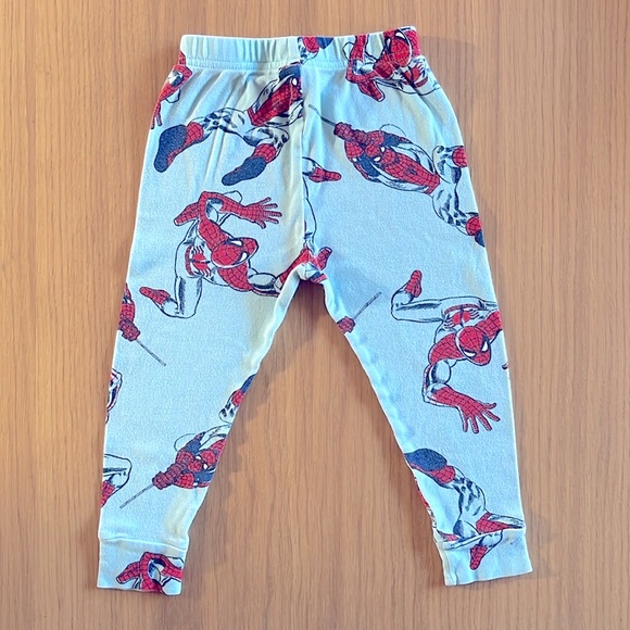 Marvel, 2-sets of Spider pajamas, size 4T, but it runs smaller - Picture 4 of 14